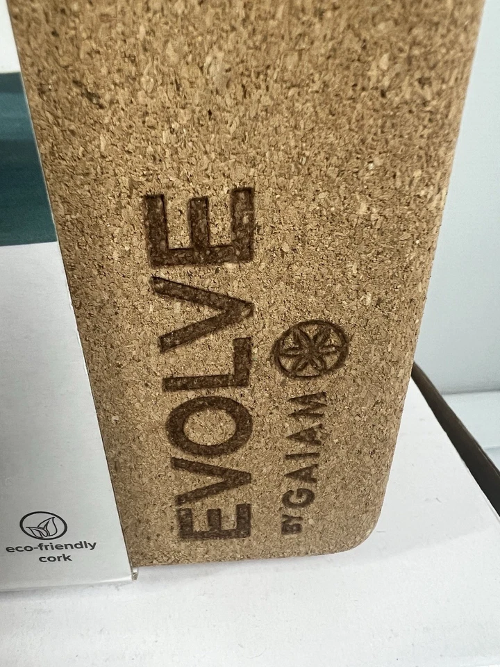 Ladrillo de yoga de corcho ecológico Gaiam Evolve-9" X 5 1/2" X 3"- NUEVO Foto 2 de 4