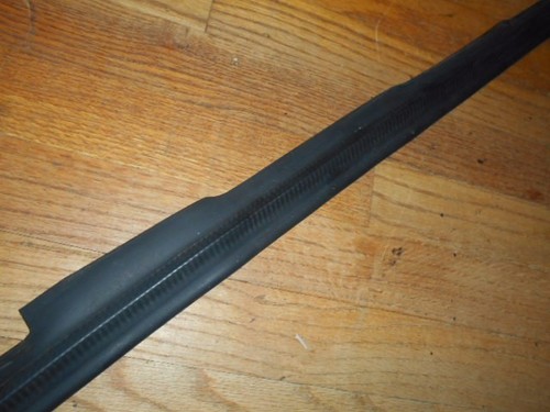 1978 MERCEDES BENZ 450 SEL 1977-80 Used Original HOOD / COWL WEATHERSTRIPPING - Picture 3 of 7
