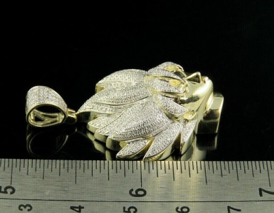 Colgante con dije de cara de Goku de diamantes de corte redondo de 3 quilates enchapado en oro amarillo de 14 k Foto 3 de 4