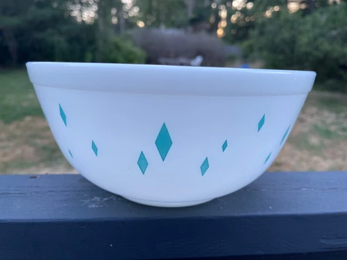 Rare: Pyrex Turquoise Blue Diamonds Bowl. Excellent Condition.
