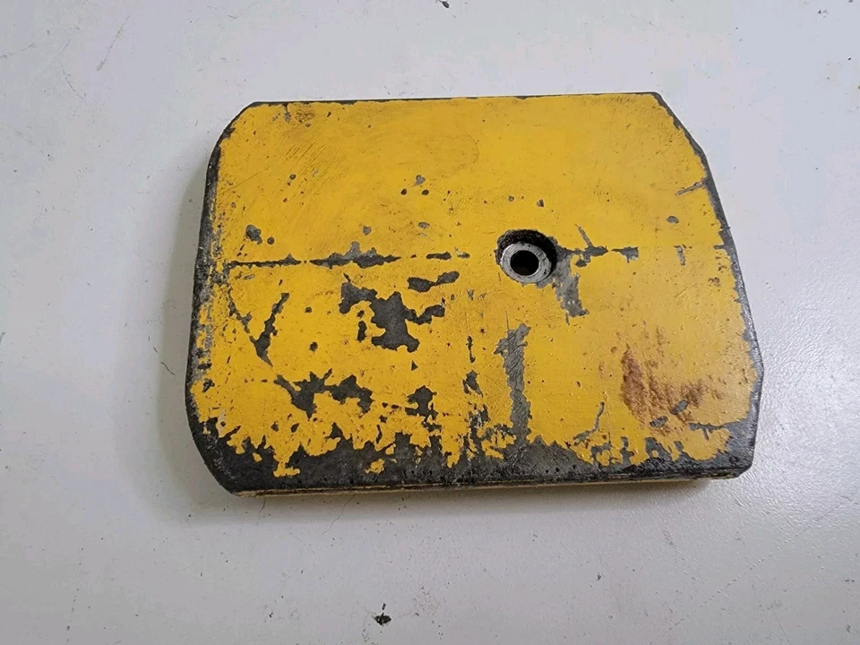Placa de cubierta de motosierra McCulloch Pro MAC 10-10 FABRICANTE DE EQUIPOS ORIGINALES PIEZA DE METAL AMARILLO Foto 2 de 4
