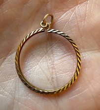 375 9ct Yellow Gold 1/2 Sovereign Mount Patterned Pendant