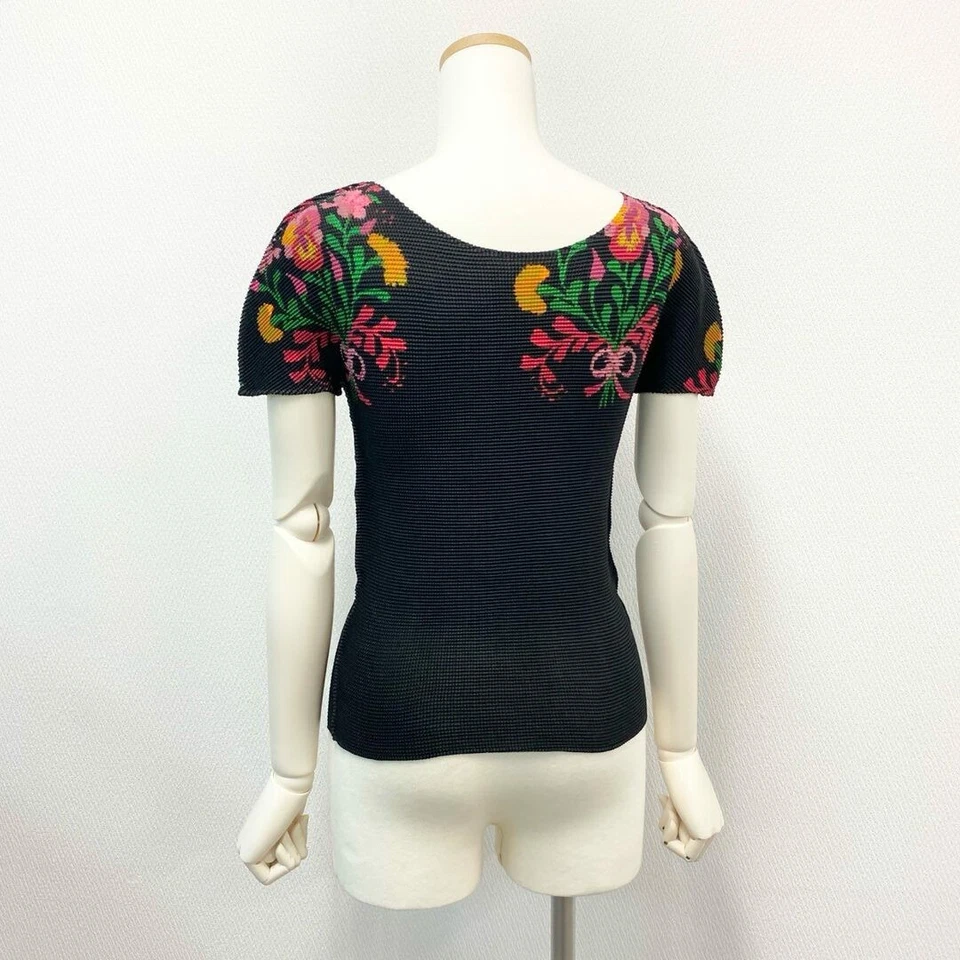 18j17 ISSEY MIYAKE Me Waffle Pleated Cut Saw Short Sleeve Floral Used AYAN-0 - Image 3 of 4