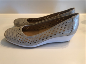 naturalizer brina wedge pump