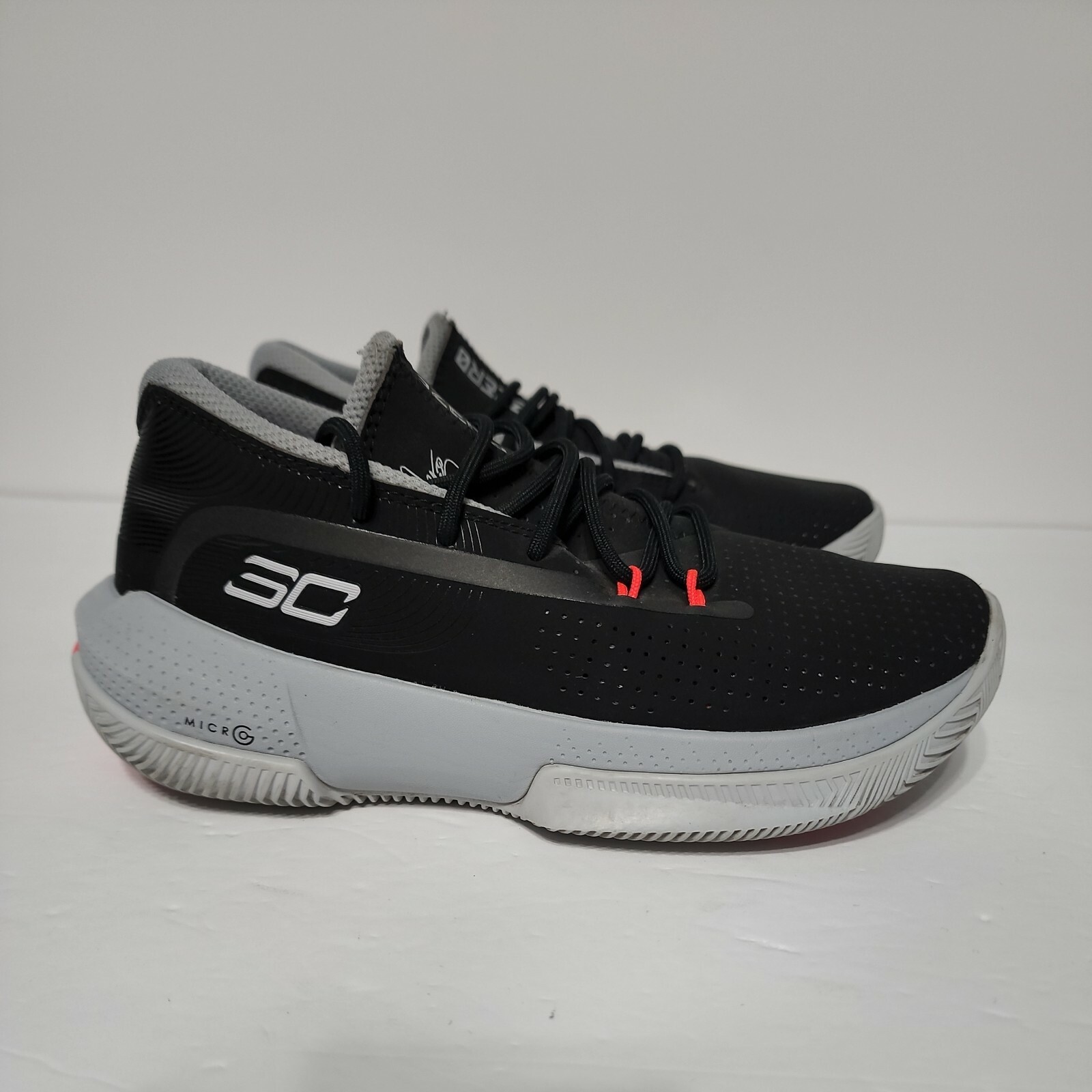 Under Armour Boys SC 3ZERO III 3022117-001 Black Running Shoes Sneakers Size 4Y