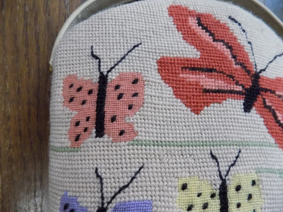 Bolsa tote bordada vintage feita à mão Crewel BORBOLETAS com pés em excelente estado usado - Imagem 3 de 4