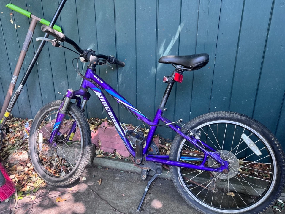 Bicicleta de montaña Hot Rock púrpura especializada para niños Foto 3 de 4