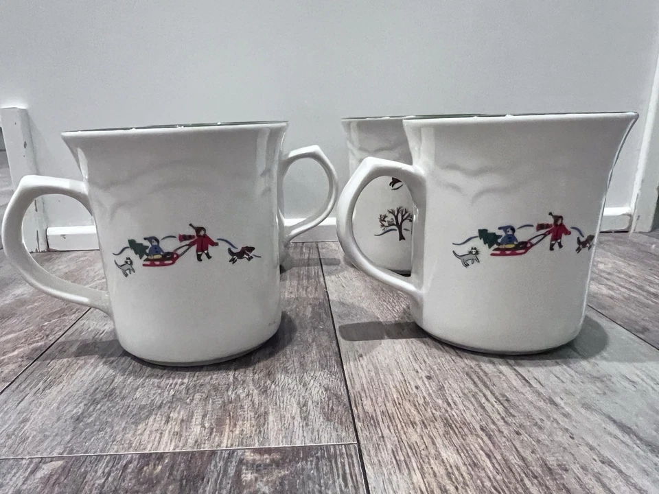 4 canecas de café Pfaltzgraff Snow Village 12 oz, Papai Noel com renas, crianças com trenó - Imagem 4 de 4