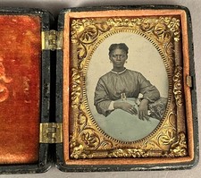 1/9 PLATE TINTYPE, ELEGANT BLACK WOMAN, LOTS OF JEWELRY (NOT A DAGUERREOTYPE)