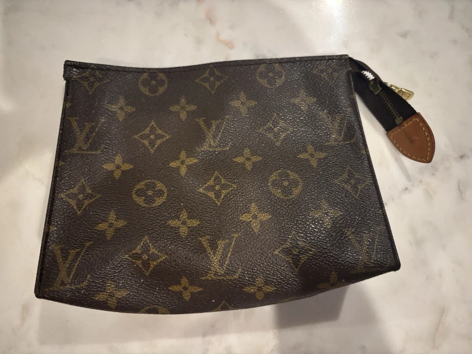 Vintage Louis Vuitton Toiletry Pouch 19 | Classic Monogram Pattern - Image 3 of 4