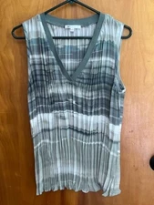 DR 2 Sage Green V Neck Sleeveless Blouse Size Medium Lightweight Comfortable