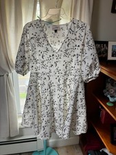 Cream Colored V- Neck Dress Universal Threads w/ floral print, Size S Really