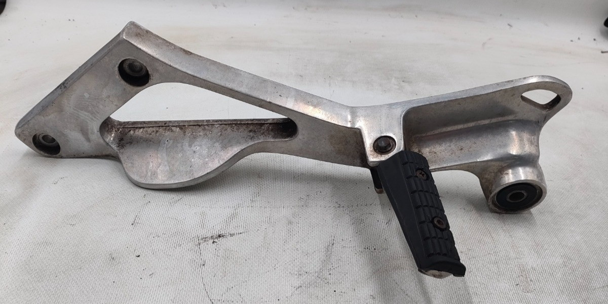 SUPPORTO PEDANA SINISTRO - YAMAHA TDM 850 DAL 1996 AL 2001