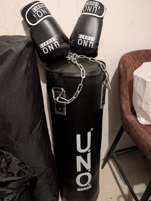 Boxsack von U.N.O. mit Handschuhen und Deckenhalterung (GeschätztesGewicht 35kg)