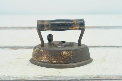 Antique 2 Piece Dover Sad Iron #52 With Quick Release Handle 1880s Iron and Wood - Afbeelding 1 van 9