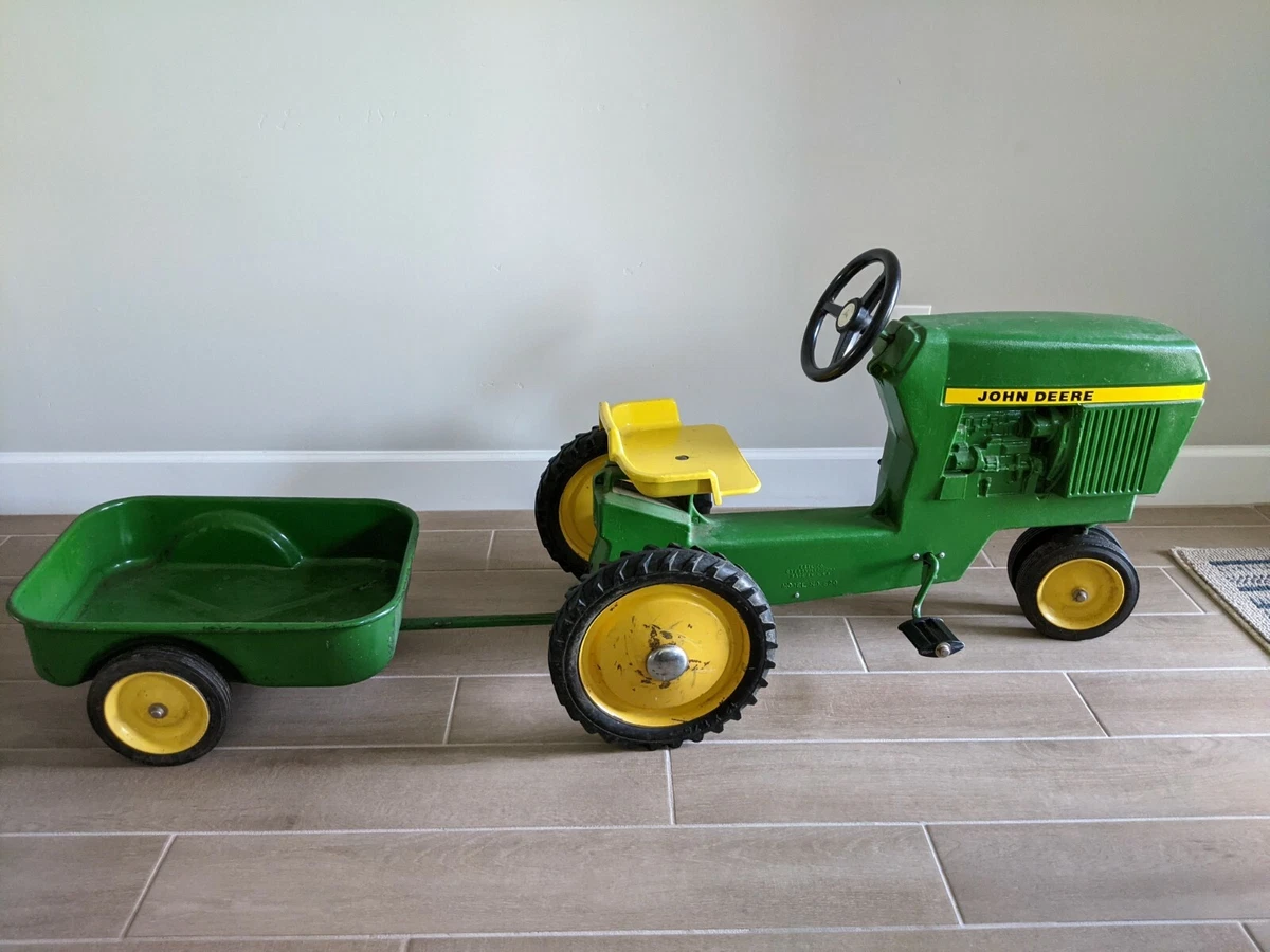 John Deere Ertl Model 520 Ride On