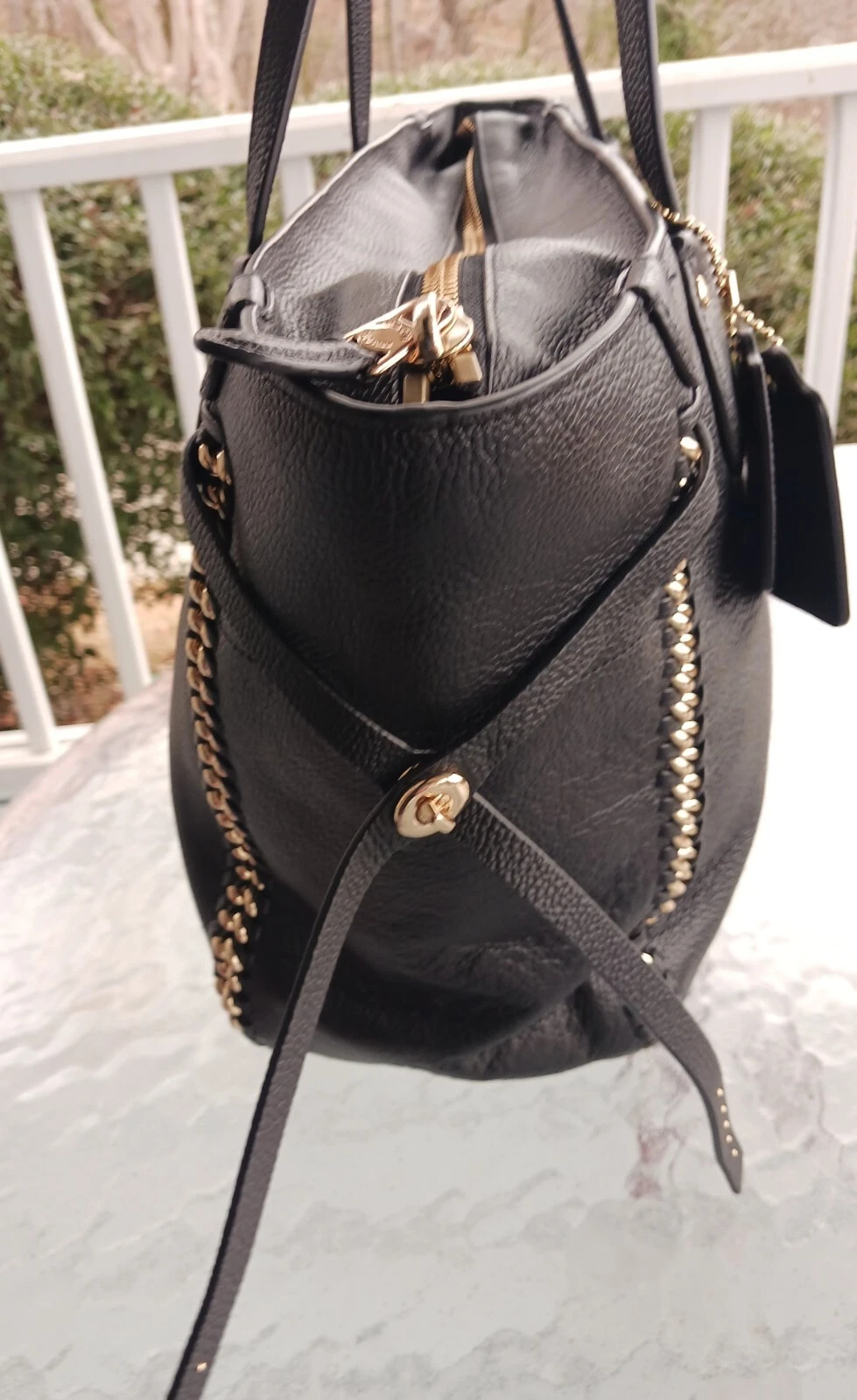 Borsa Coach F34398 Tatum in pelle nera con zip e dettaglio catena cordino