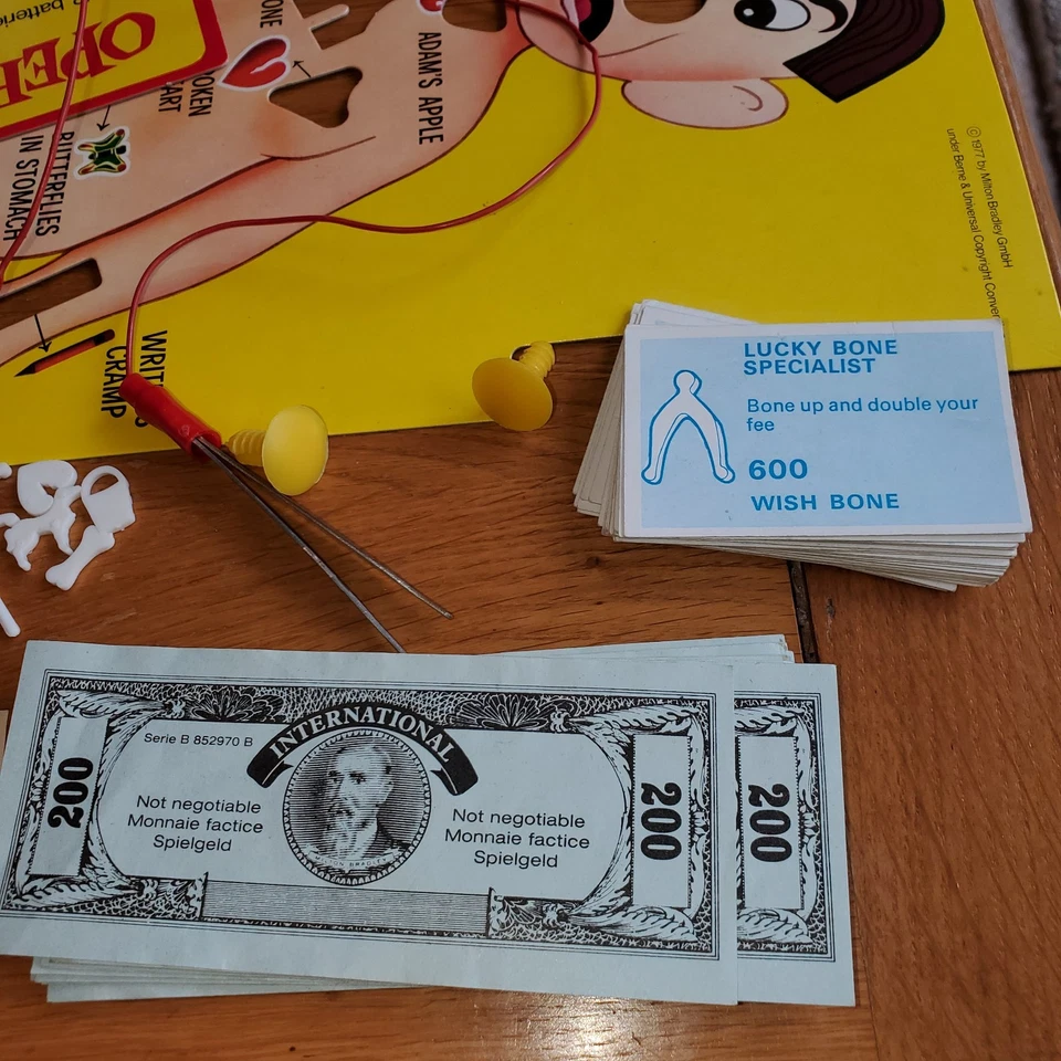 MB Games Operation 1982 REPLACEMENT Battery cover tweezers cards money pieces - Image 4 of 4