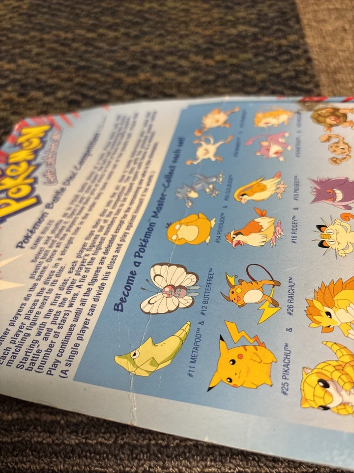 Figuras de batalha Hasbro Pokémon Psyduck e Golduck 1999 com bola e discos fechados - Imagem 3 de 4