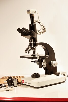 LEITZ LABORLUX-D  VIDEO MICROSCOPE WITH HALOGEN LAMP PLUS DF, PC AND POL C-MOUNT