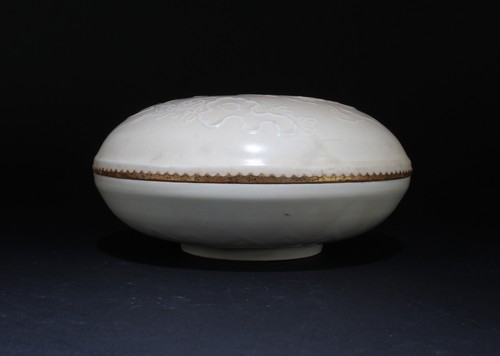 A Round Porcelain Box with lid. 'Guan' mark at base