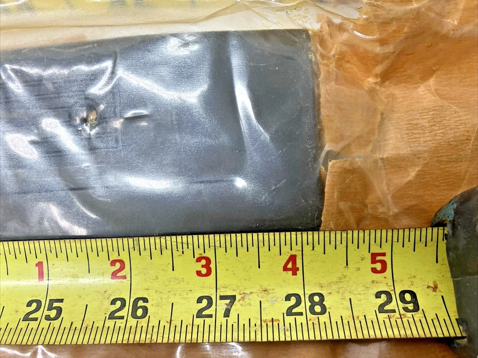 Placa de alféizar delantero derecho o derecho 20312882 1988-95 Oldsmobile Cutlass 4 puertas (bin88 Foto 3 de 4