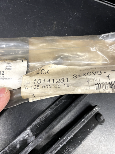 NOS w109 300sel 6.3 4.5 3.5 M189 RADIATOR RUBBER MOUNT SET 1095040112 1095040012 - Picture 2 of 6