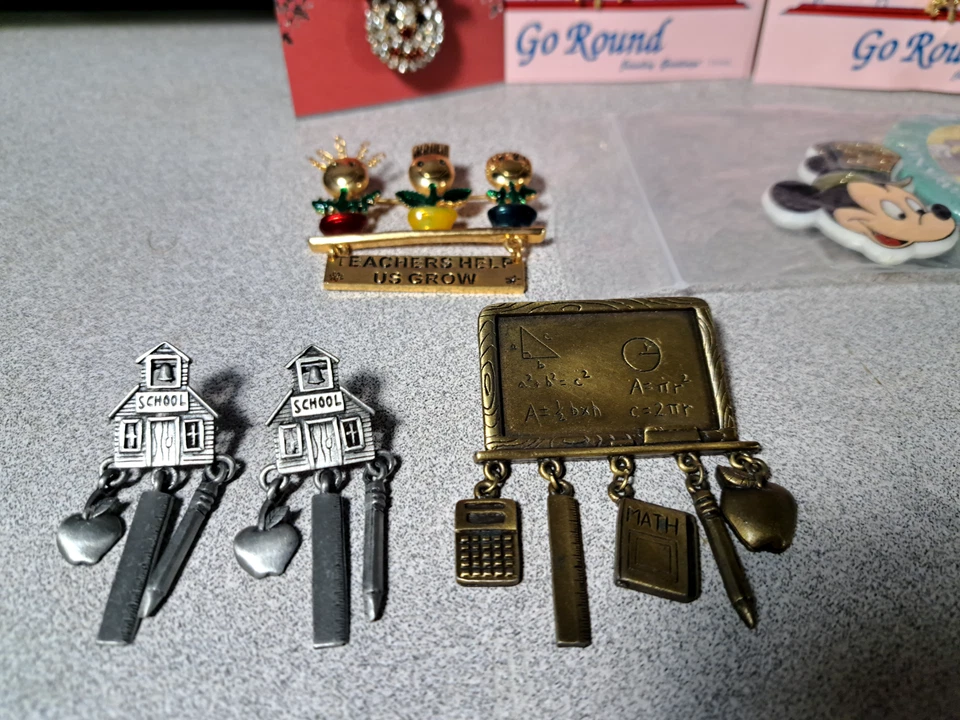 Alfileres y pendientes Dancraft, JJ, alfileres escolares, estaño, medallón y más #3695L229 Foto 3 de 4
