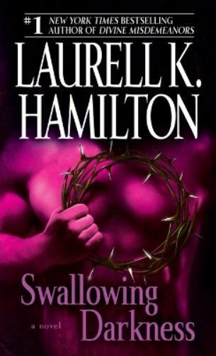 Laurell K. Hamilton Swallowing Darkness (Tascabile) Merry Gentry