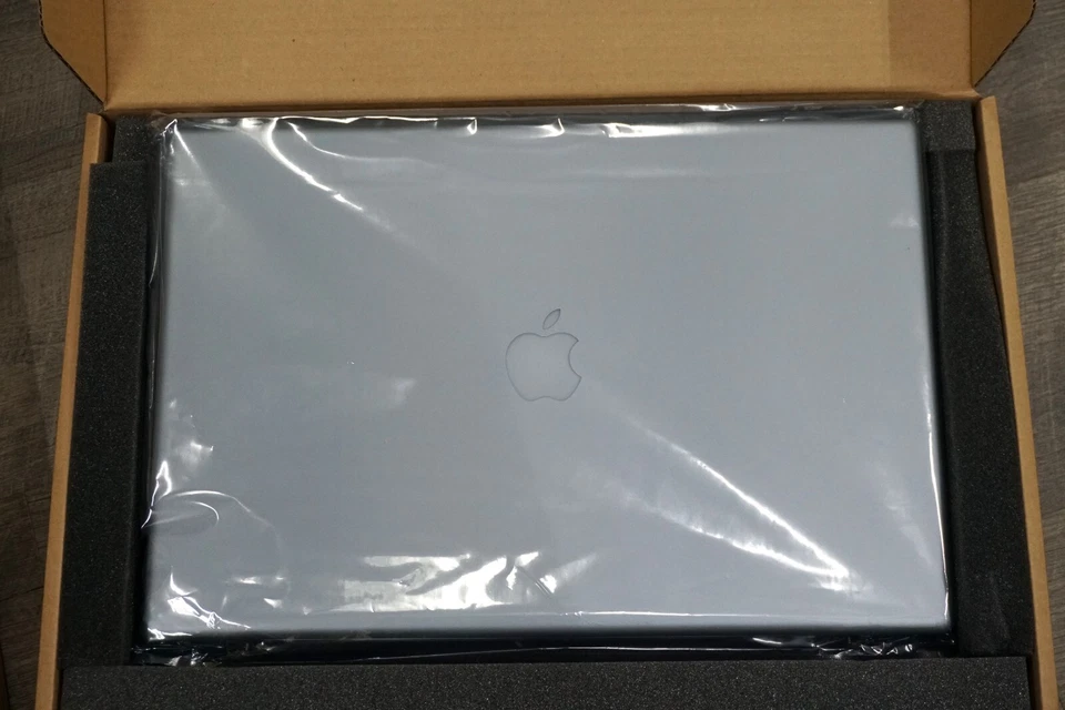 Brand New Late 2008 Macbook Pro 17" A1261 LCD Screen Assembly Matte 605-1697 - Image 2 of 4