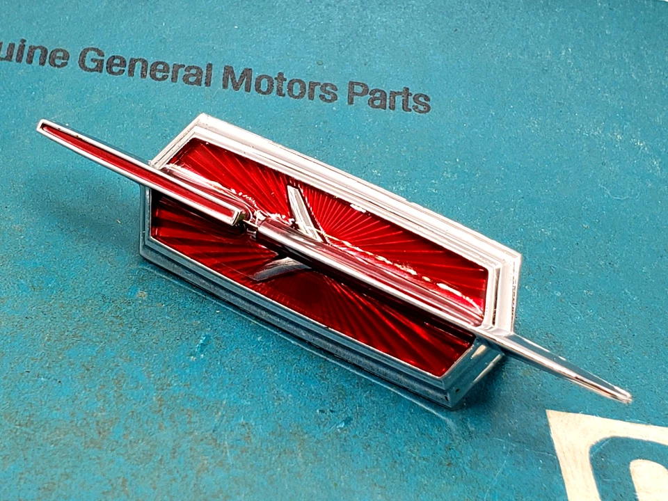 NOS 1973 OLDSMOBILE REGENCY 98 HEADER PANEL GRILL EMBLEM ORNAMENT 73 74 GM TRIM Foto 2 de 4