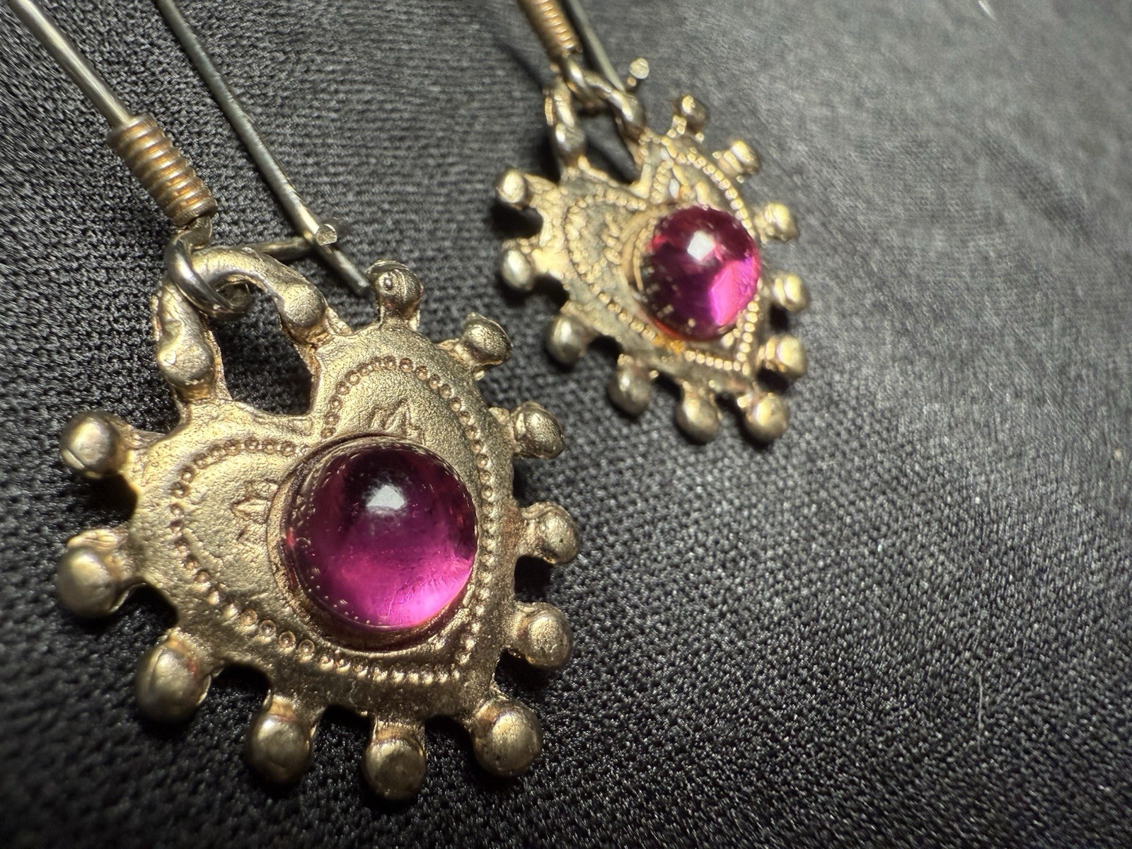 Etruscan Goddess Pink Heart Medallion Goldtone Gripoix Style Dangle Earrings 💖