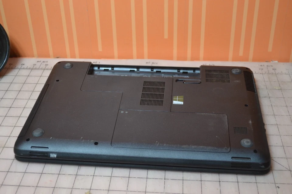 Portátil HP 2000-2B09WM AMD Vision para piezas o reparación. Falta batería, cargador Foto 3 de 4