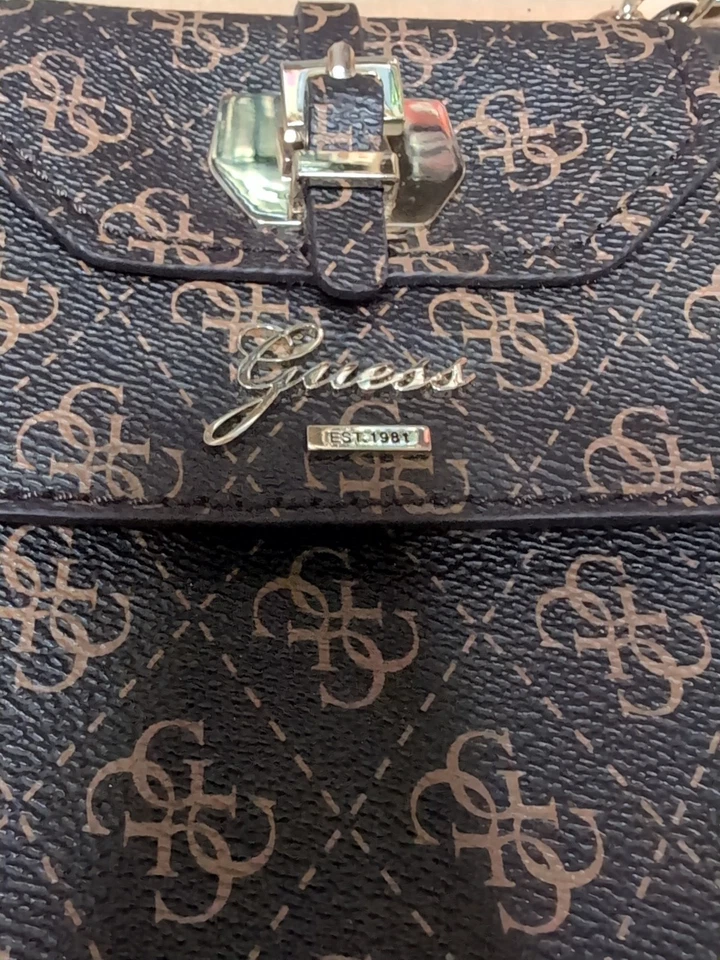 Guess монограмма маленький кошелек в шоколадно-коричневый, желтовато-коричневый и золотой цвета - Изображение 3 из 4