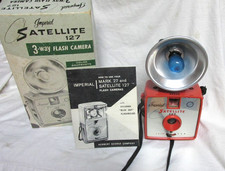 VINTAGE 1960s IMPERIAL SATELLITE CAMERA w/ FLASH BULB IN RED w/ MANUAL BOX