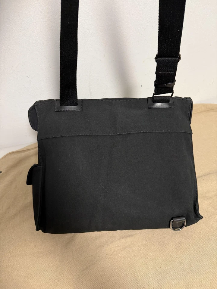 Bolsa carteiro Hilfiger masculina preta lona acabamento em couro tiracolo feita na Itália - Imagem 3 de 4