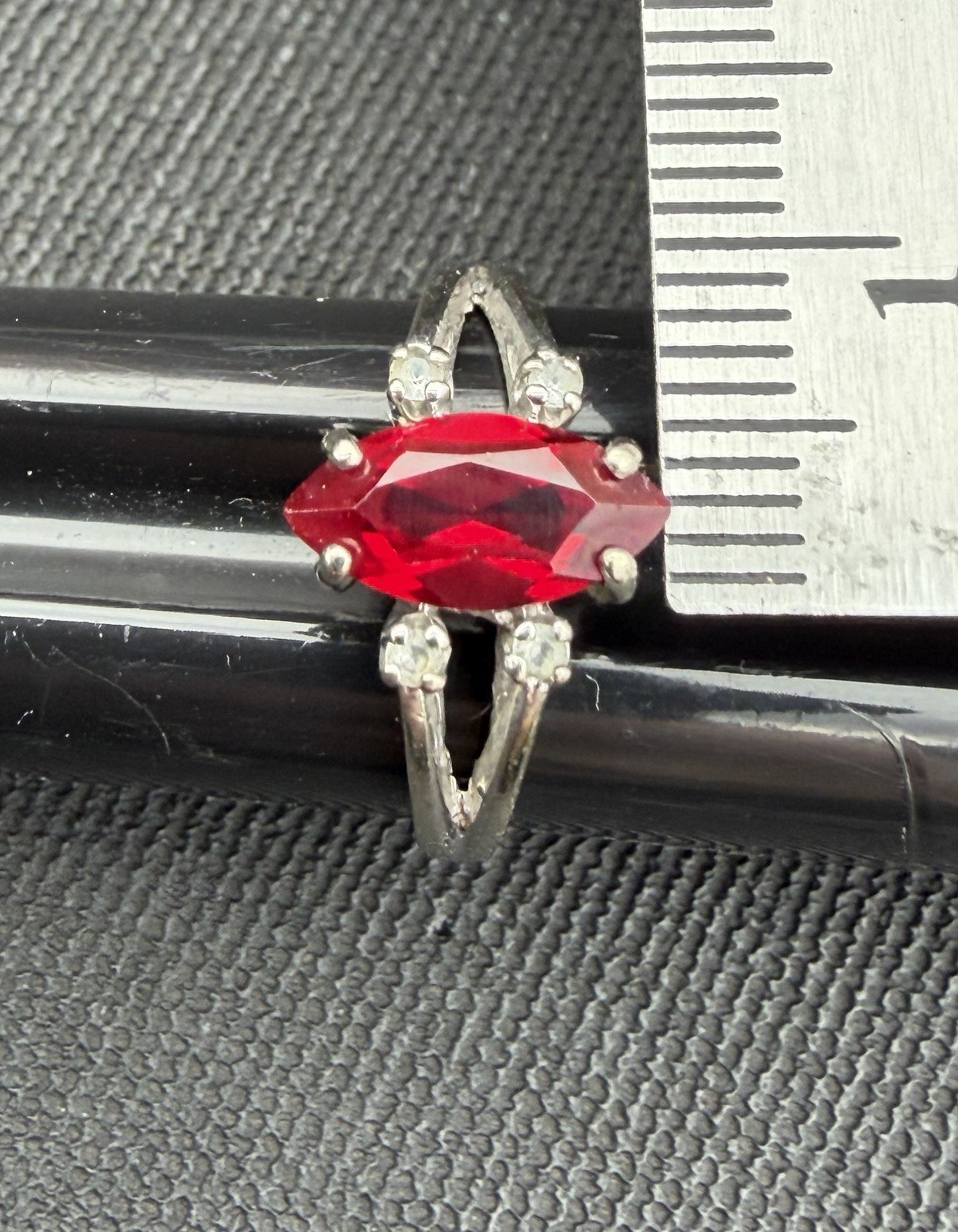 10K GOLD RING RED RUBY?  STONE CLEAR SIDE STONES … - image 3