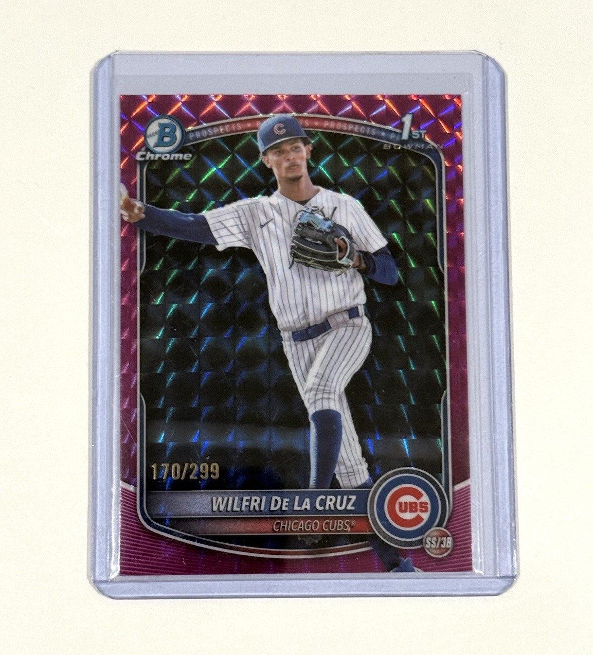 2025 Bowman Chrome Wilfri De La Cruz 1st Fuchsia Geometric Refractor /299 Cubs