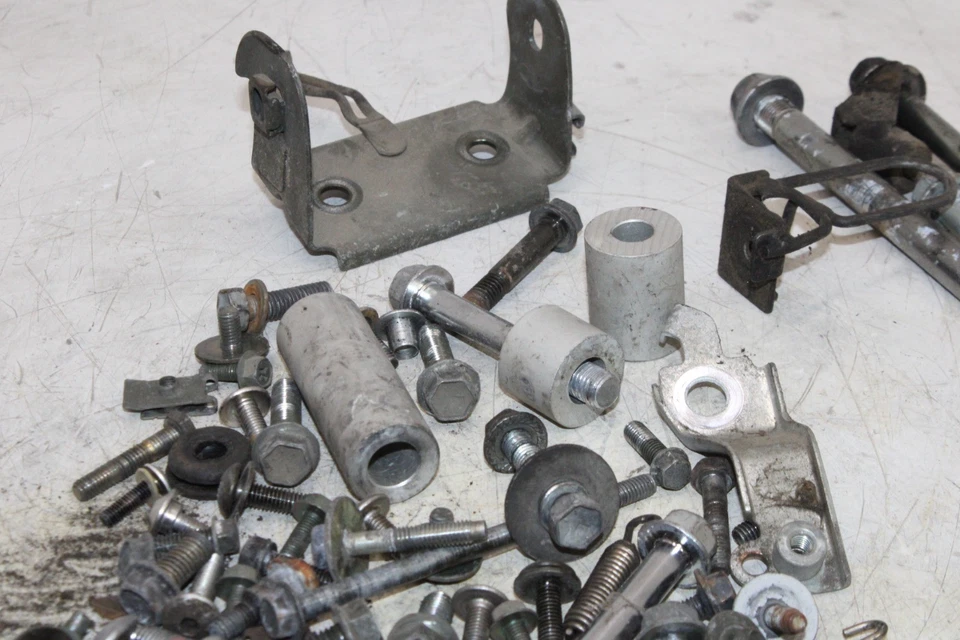 Suzuki SV1000S 2003 OEM pernos de montaje de motor hardware tornillos de motor Foto 3 de 4