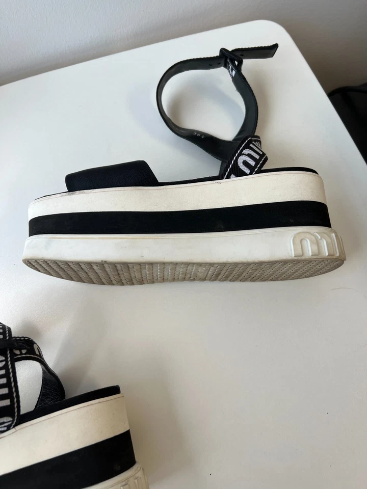 Sandalias de cuña Miu Miu negras de nailon con plataforma y correa en el tobillo con logotipo talla 5 Foto 2 de 4