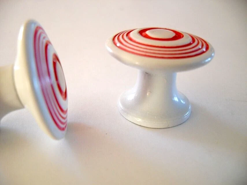 One Vintage Nos Blanco Esmalte Metal Cajón/Perilla Gabinete Rojo Círculos Concéntricos Foto 2 de 4