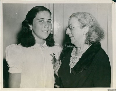 1944 Clara Gordon Frances Brady New York Award Helpfulness Wirephoto 7x9