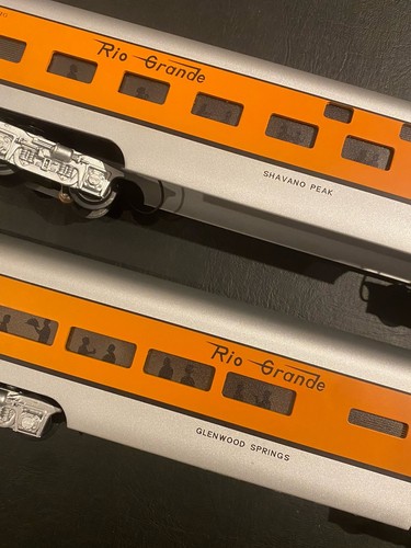 NOS MTH MT-6102 O Scale D&RGW 60' Aluminum Sleeper/Diner 2-Car Set Rio Grande - Picture 5 of 11