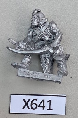 GW Dunkelelfe mit Schwert und Dolch - Metall (X641)