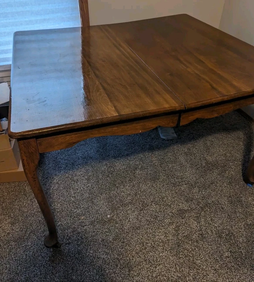 Винтажный обеденный стол из массива дерева - средняя темная отделка - ножки кабриолета - деревянные роликовые ножки - Изображение 3 из 4