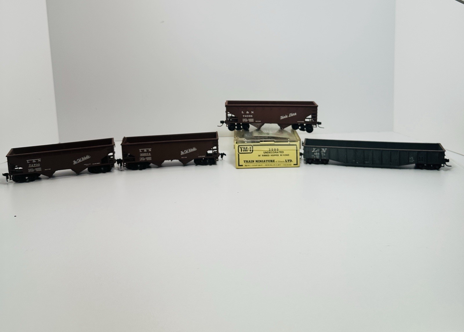 Assorted L&N HO, 50' Weathered Gondola, 36' Ribbed Hopper NOS, 3 2-Bay Hoppers