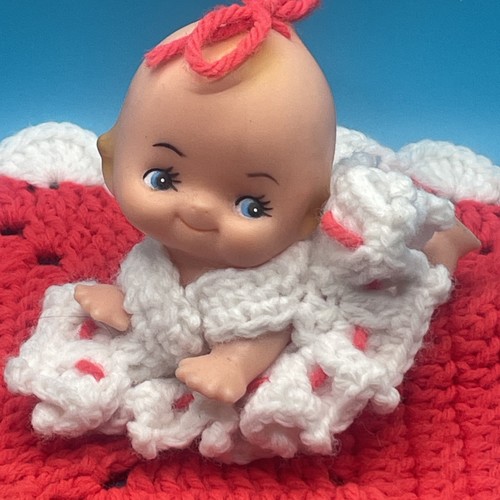 Bambola Kewpie vintage bambino che striscia sdraiato con vestiti all'uncinetto letto - Foto 2 di 8
