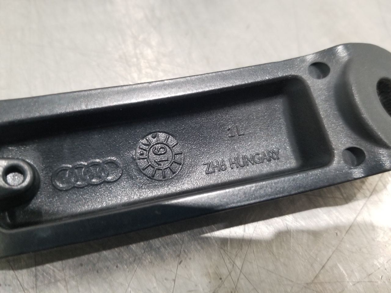 17 BENTLEY BENTAYGA FRONT WINDSHIELD WIPER ARM SET PAIR