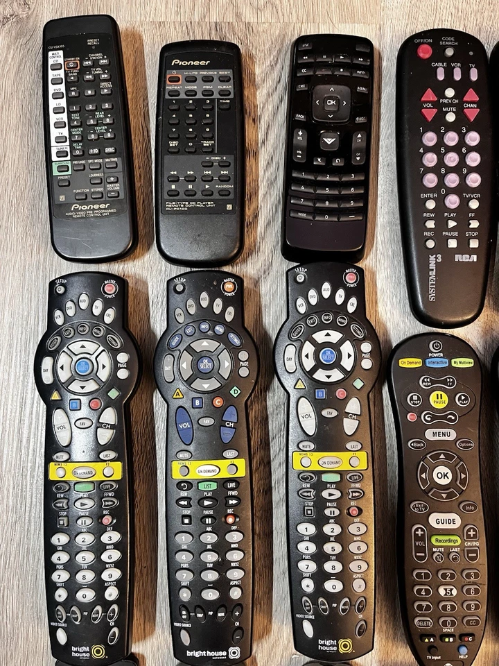 Lote de 44 mandos a distancia por cable TV DVD sin probar - marcas mixtas - todos tienen respaldo Foto 2 de 4