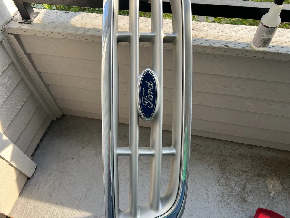 Ford F150 2001 parrilla delantera cromada con emblema OEM genuino Foto 3 de 4